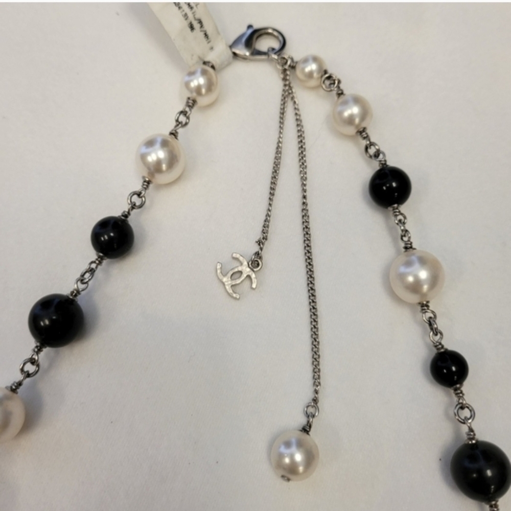 CHANEL Black and Cream Pearl Necklace - Picture 7 of 12